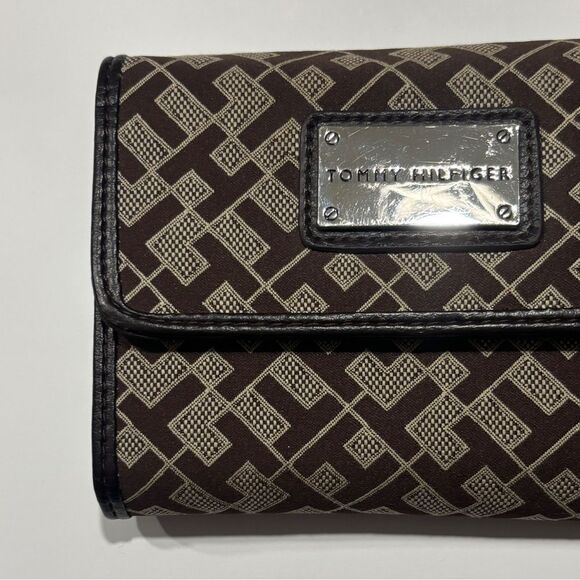 Tommy Hilfiger | 2011 Women’s Small Trifold Brown Wallet - Picture 3 of 15